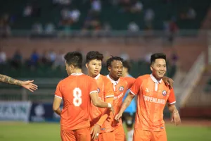 Ba quả pen và tân binh suýt 'vuốt mũi' cựu vương