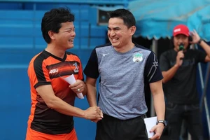 Kiatisak giải cứu HA Gia Lai