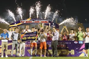 HLV Phan Thanh Hùng nhìn đội bóng quê hương ẵm cúp