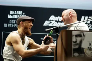 Bầu Dana White khuyên McGregor tập trung vào MMA