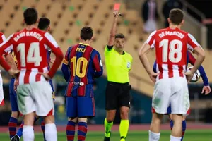 Messi với chiếc thẻ đỏ thứ nhất và... thứ ba