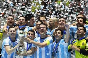 Bất chấp dịch bệnh, nhà vô địch thế giới vẫn... chạy show