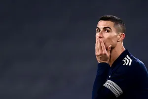 Ronaldo bị cảnh sát Ý ‘sờ gáy’