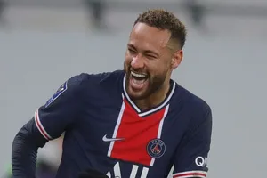 Nghe Barca nợ khủng, Neymar 'xoay' nhanh