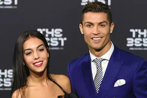Bạn gái Ronaldo du lịch vùng cấm lại ‘live stream’