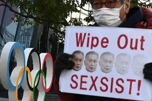 Khổ thân viên chỉ huy già, từ chức cũng không xong