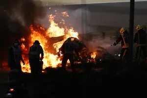 Chiếc F1 của đội Haas bị cháy và COVID-19