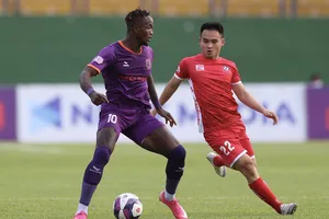 Bình Dương thua sân nhà, Kiatisak có điểm tại Hà Tĩnh