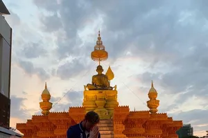 Thấy trẻ nhỏ trần truồng, cầu thủ sốc ra đi