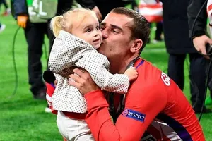 Độc đáo ba con của Griezmann sinh cùng ngày