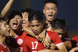 Học trò Văn Quyến tạo 'mưa gôn' dưới mưa trời