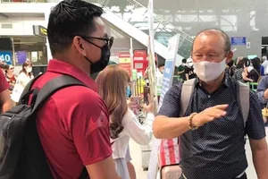 HLV Kiatisak mời thầy Park lên phố núi