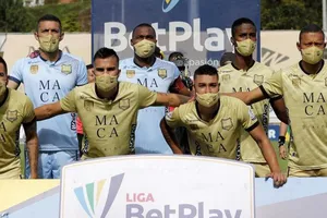 Xin hoãn trận quá muộn, 7 cầu thủ chọi 11 và cái kết