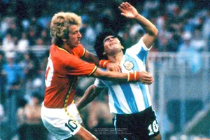 Nhà báo rao bán 'báu vật' thứ hai của Maradona