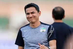 Kiatisak dùng ‘chiêu bài trong tay áo’