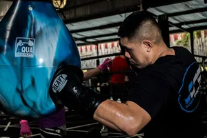 Eric Pen cầm cờ SEA Games 31 và đang ép cân tại TP.HCM