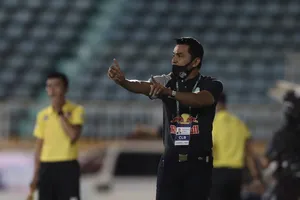 HLV duy nhất có điểm trước Kiatisak tại Pleiku là ai?