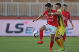 Lee Nguyễn tỏa sáng, CLB TP.HCM thắng đậm Hải Phòng