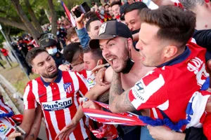 Aletico lên ngôi La Liga, một cậu bé chết khi fan ăn mừng