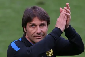 Conte ra đi vì tiếng gọi của Real hay bị giảm lương?