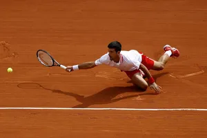 Djokovic 'lết' vào tứ kết