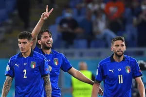 Ý vào vòng trong, Xứ Wales có ưu thế lớn