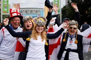 Anh lùi bước trước, liệu UEFA và WHO có đối đầu