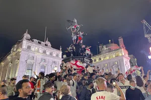 Fan Anh quậy cỡ nào ở Roma và London?