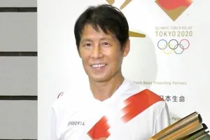 Nishino rước đuốc Olympic và muốn tiếp tục dẫn dắt tuyển Thái