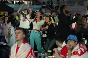 Fan Anh mê tín bỏ bài Anh, hát bài Mỹ