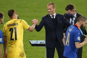 VĐV tự lấy huy chương đeo vào cổ ở Olympic Tokyo