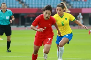 Những ‘đóa hồng thép’ Trung Quốc thua Brazil 0-5