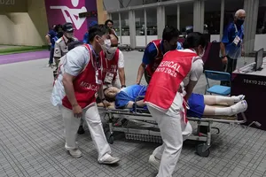 Tình nguyện viên đổ gục tại lễ trao huy chương