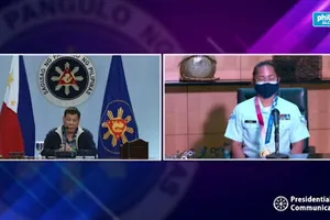 Vừa về sân bay Manila, kỷ lục gia Olympic gặp Tổng thống Duterte
