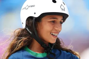 Vừa từ Olympic về, bé gái 13 tuổi tìm... luật sư