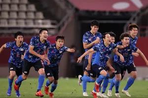 Hàn Quốc thua đậm, Nhật đi tiếp sau loạt ‘đấu súng’