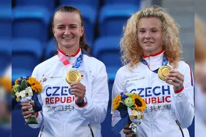 Krejcikova và Siniakova lại....lượm vàng