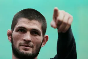 Võ sĩ Khabib chuyển sang thi đấu bóng đá