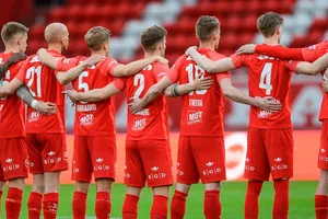 12 cầu thủ tổ chức ‘tiệc’ sex ngay trong sân bóng