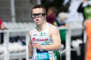 Vất vả xin 100.000 chữ ký để con trai bị thiểu năng dự Paralympic