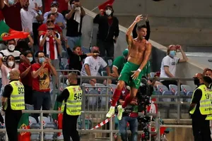 Ronaldo vượt qua tiền bối Ali Daei đầy kịch tính, con số đẹp 111