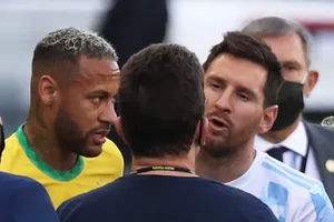 Đang diễn ra “đại chiến” Brazil- Argentina, quan chức Y tế vào bắt dẹp