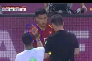 Giơ ‘Ngón tay thối’ vào Văn Thanh, Faraj chưa bị phạt sao?