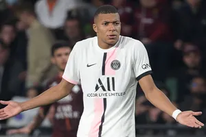 Mbappe bị HLV của Metz “dạy” về sự cao ngạo