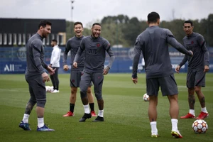 Pep năn nỉ Messi ra sân, Pochettino hứa 'có thể'