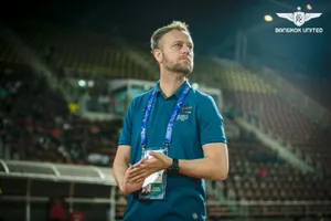 Vừa ngồi ghế nóng, HLV Polking đã thách thức tuyển Việt Nam