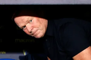 ‘Trảm’ Koeman chẳng giải quyết được vấn đề của Barcelona