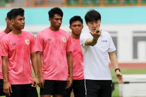 Bại tướng của thầy Park dẫn quân sang Thái đá Play off
