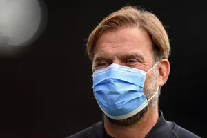 Klopp so sánh việc tiêm vaccine và bia rượu