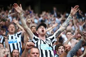 Fan Newcastle ăn mừng cuồng nhiệt khi CLB có chủ mới tỉ phú